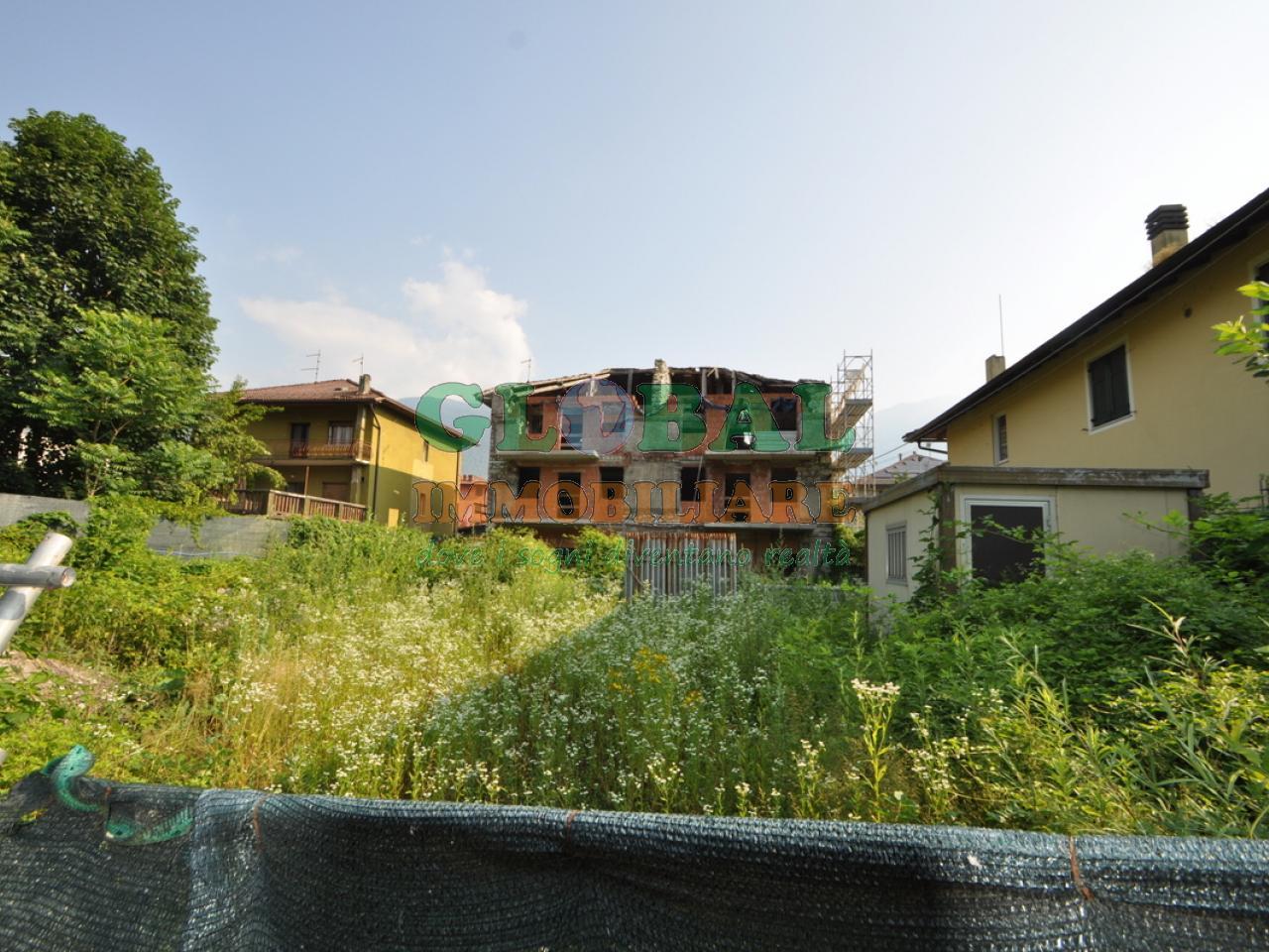 Castelnuovo – Edificio composto da spazi commerciali e residenziali in vendita
