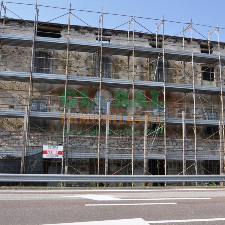Castelnuovo – Edificio composto da spazi commerciali e residenziali in vendita
