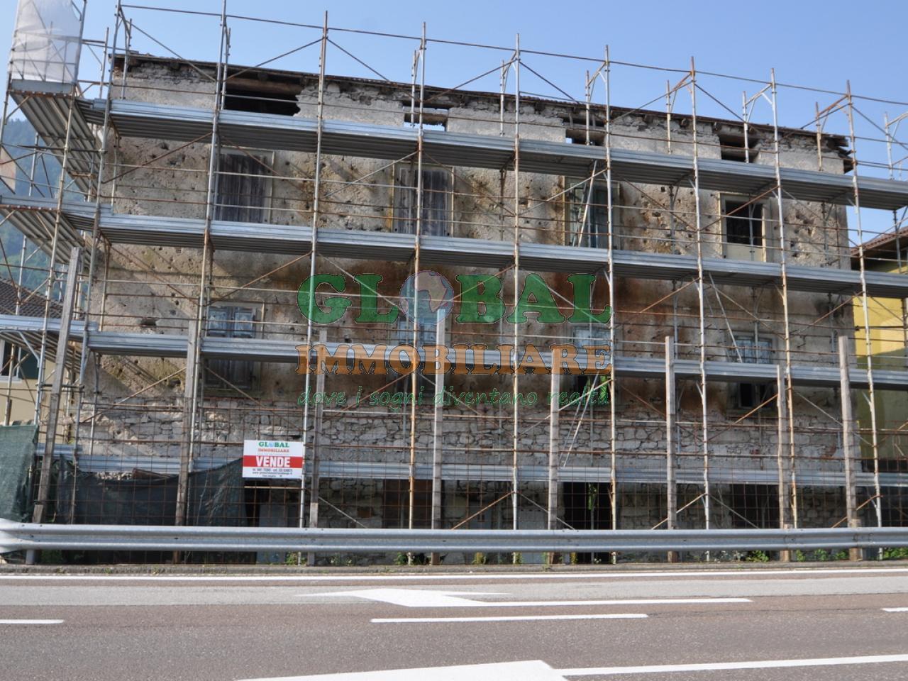 Castelnuovo – Edificio composto da spazi commerciali e residenziali in vendita