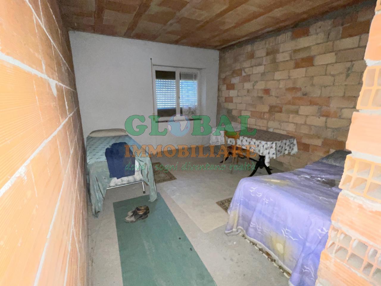 Grigno – porzione di casa su tre piani da restaurare