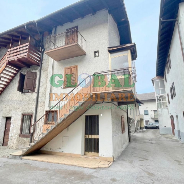Grigno Frazione Tezze – porzione di casa su 3 piani