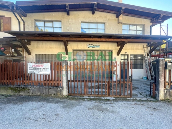 Castello Tesino – porzione di magazzino con piazzale