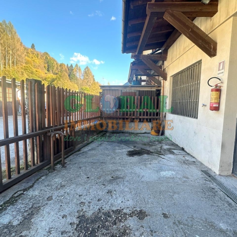 Castello Tesino – porzione di magazzino con piazzale