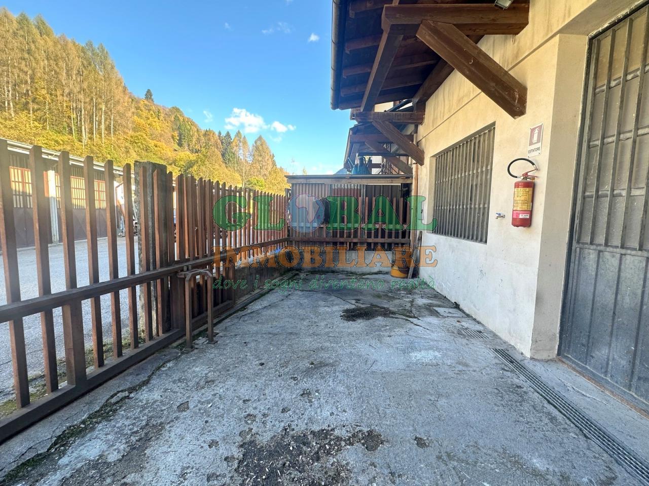 Castello Tesino – porzione di magazzino con piazzale