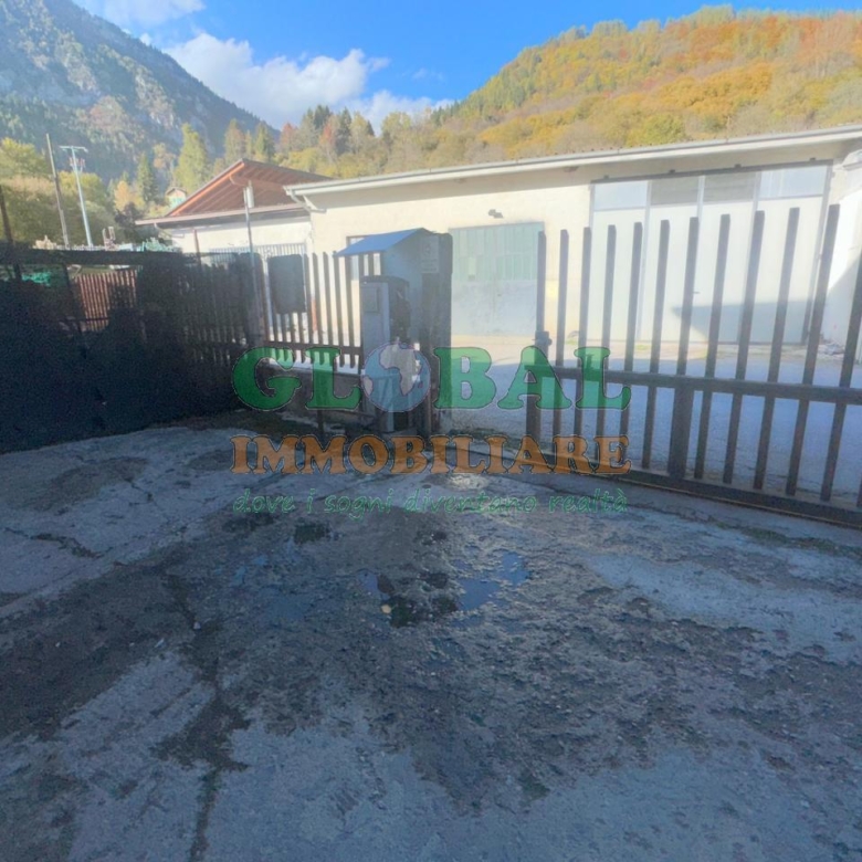 Castello Tesino – porzione di magazzino con piazzale