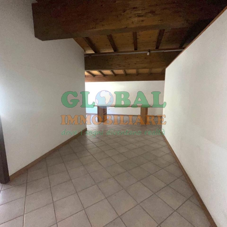 Castello Tesino – porzione di magazzino con piazzale