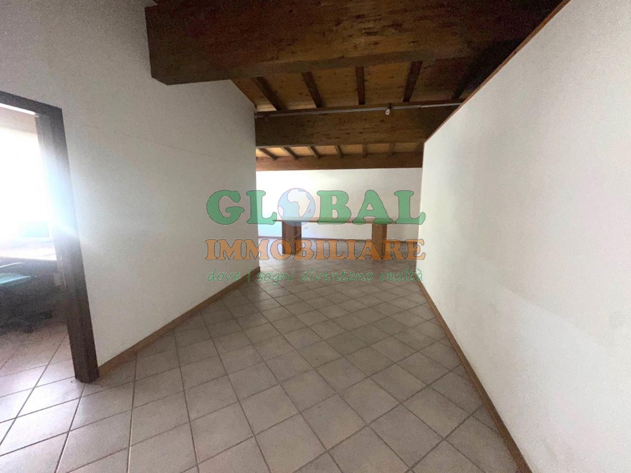 Castello Tesino – porzione di magazzino con piazzale