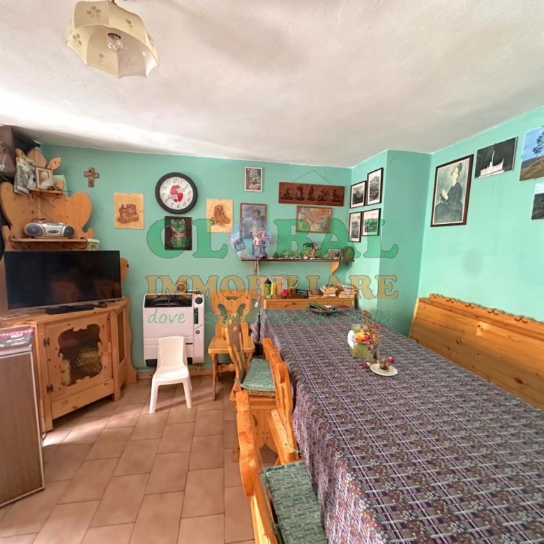 Enego -grande appartamento con cortile comune