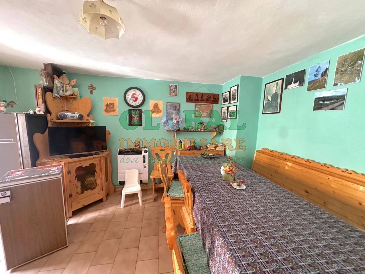 Enego -grande appartamento con cortile comune