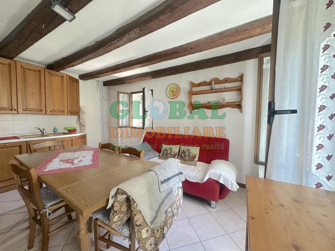 Enego – Porzione di casa terra-cielo con giardino e stube
