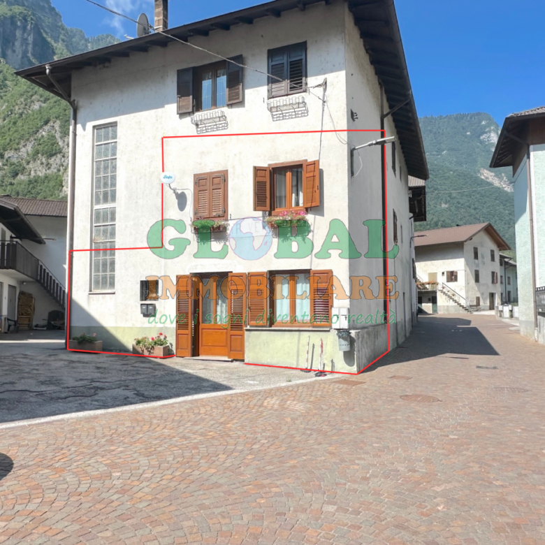 Grigno Ampio appartamento su due livelli con garage, terrazzo e possibilità di ricavare due unità abitative a Tezze di Grigno