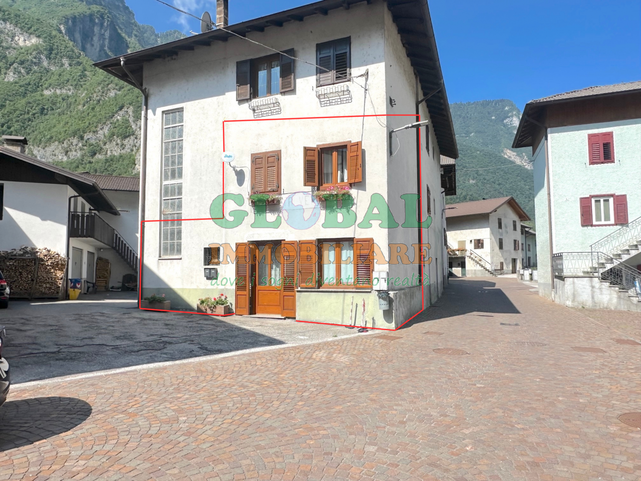 Grigno Ampio appartamento su due livelli con garage, terrazzo e possibilità di ricavare due unità abitative a Tezze di Grigno