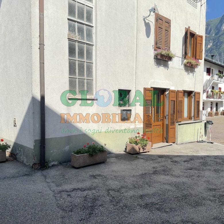 Grigno Ampio appartamento su due livelli con garage, terrazzo e possibilità di ricavare due unità abitative a Tezze di Grigno
