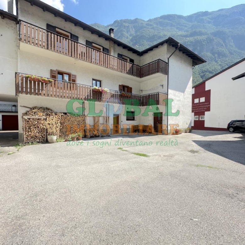 Grigno Ampio appartamento su due livelli con garage, terrazzo e possibilità di ricavare due unità abitative a Tezze di Grigno